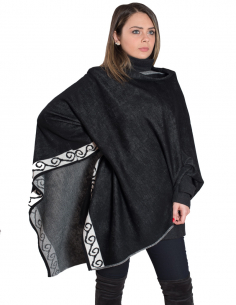 Poncho nero con bordi...