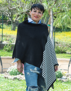 Poncho nero con strisce...