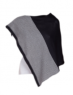 Poncho nero con strisce... 2