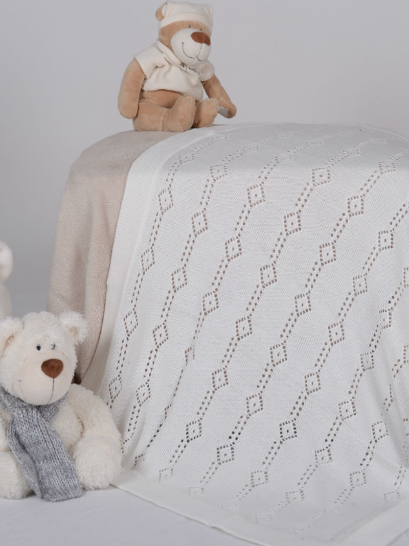 I consigli per scegliere e personalizzare la copertina per neonato d’inverno: filato, dimensioni e ricami